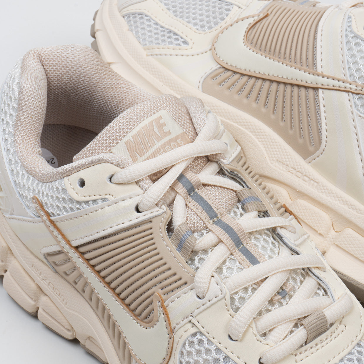 Sepatu Sneakers Running Unisex Nike Air Zoom Vomero 5 Sail