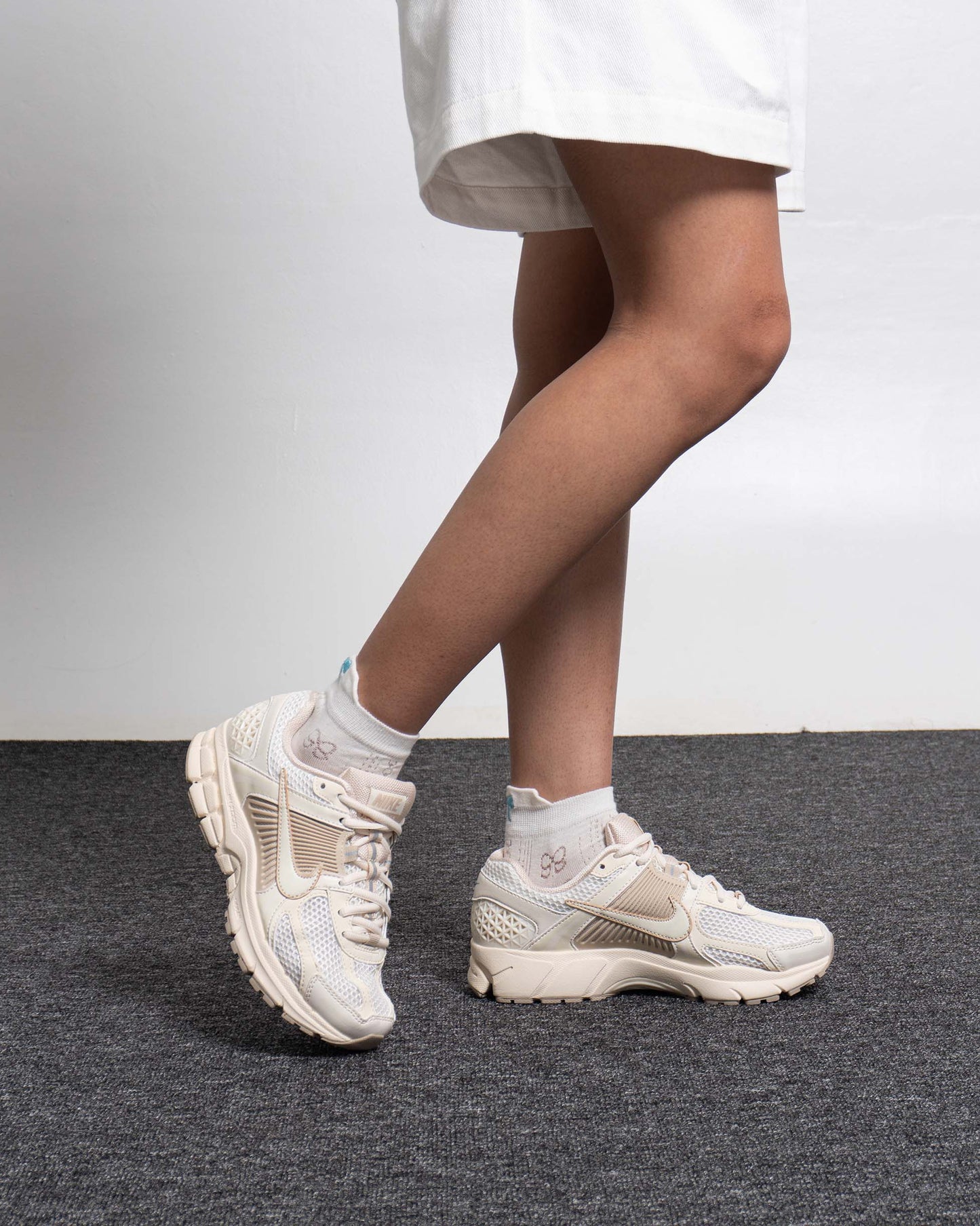 Sepatu Sneakers Running Unisex Nike Air Zoom Vomero 5 Sail