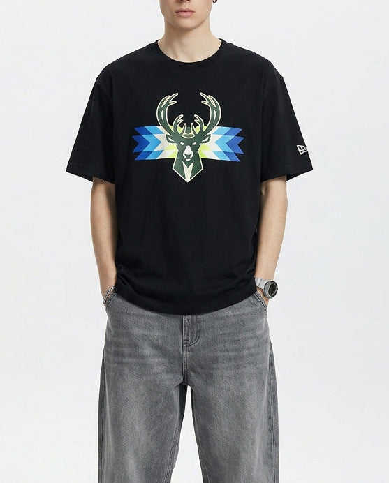 Kaos Milwaukee Bucks New Era Black 2022/23 City Edition Brushed Jersey T-Shirt