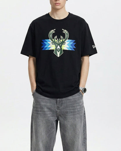 Kaos Milwaukee Bucks New Era Black 2022/23 City Edition Brushed Jersey T-Shirt