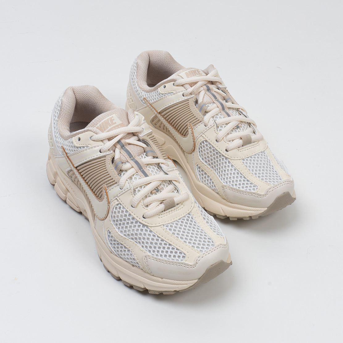 Sepatu Sneakers Running  Unisex Nike Air Zoom Vomero 5 Sail