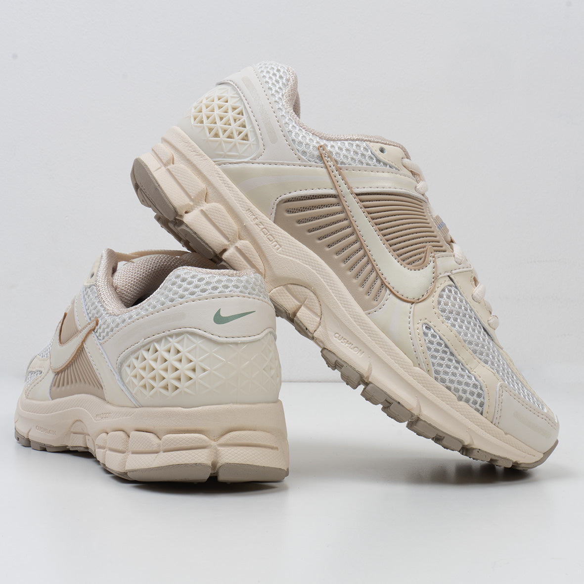 Sepatu Sneakers Running  Unisex Nike Air Zoom Vomero 5 Sail