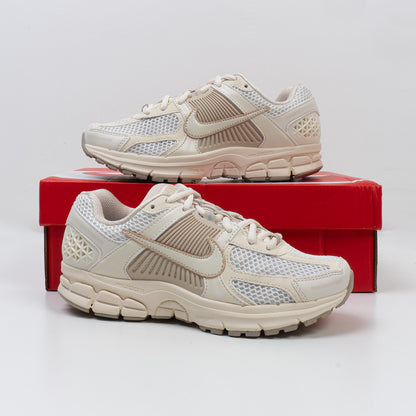 Sepatu Sneakers Running  Unisex Nike Air Zoom Vomero 5 Sail