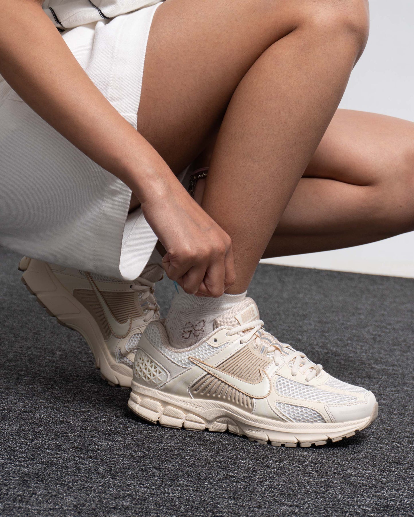 Sepatu Sneakers Running  Unisex Nike Air Zoom Vomero 5 Sail