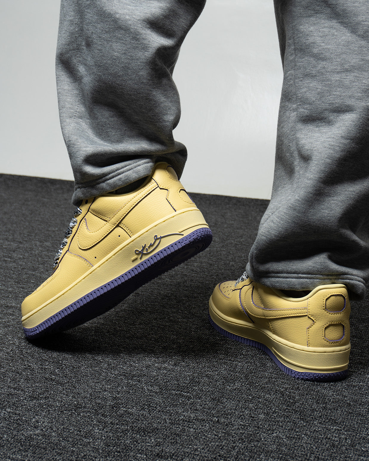 Sepatu Sneakers Basket Pria Kobe Bryant x Nike Air Force 1 Low Protro “Soft Yellow”