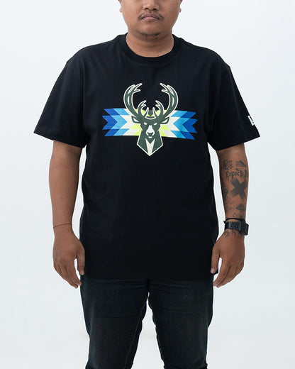 Kaos Milwaukee Bucks New Era Black 2022/23 City Edition Brushed Jersey T-Shirt