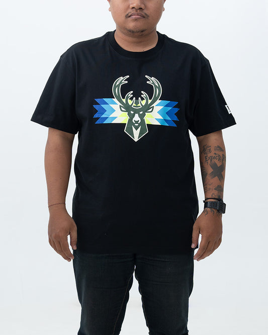 Kaos Milwaukee Bucks New Era Black 2022/23 City Edition Brushed Jersey T-Shirt