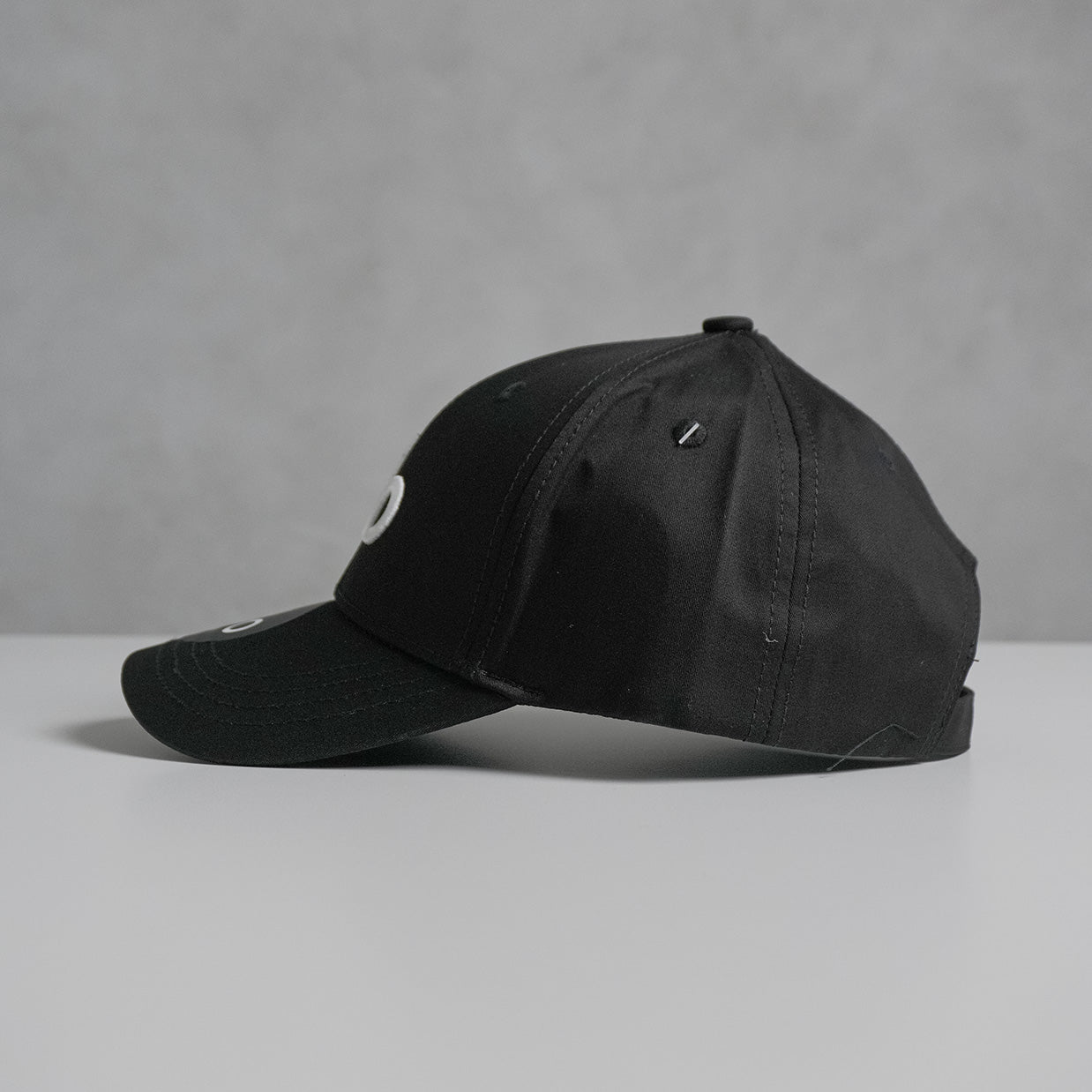 Topi Alo yoga Cap Black/White 90095D00