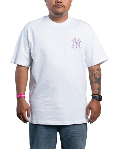 Kaos T-Shirt Basic Colorful Mega Logo Oversized-Fit New York Yankees White