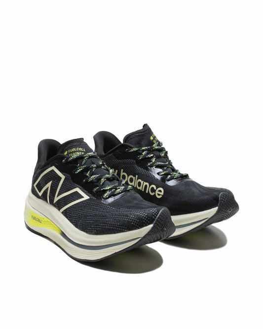 Sepatu Pria New Balance FuelCell SuperComp Trainer V2 Black - 14306